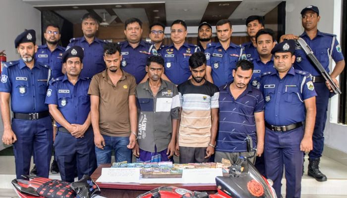 বগুড়ায় আইএফআইসি ব্যাংকে চুরির ঘটনায় গ্রেপ্তার ৪, নগদ ১০ লাখ টাকা উদ্ধার