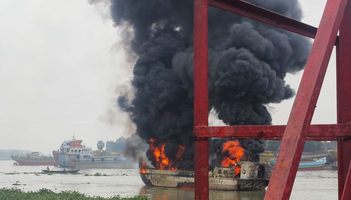 বুড়িগঙ্গায় তেলবাহী জাহাজে আগুন, নিয়ন্ত্রণে আট ইউনিট