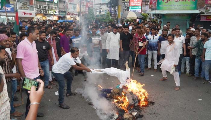 রাজশাহীতে মেয়র লিটনের অনুসারীদের শাহরিয়ারের কুশপুত্তলিকা দাহ