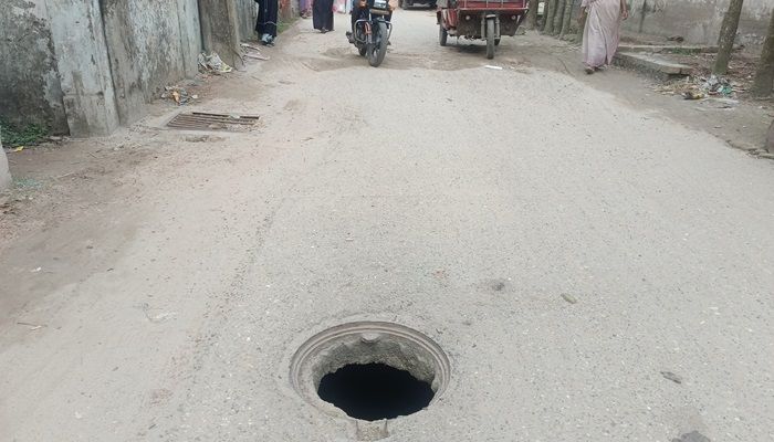 ‘ম্যানহোলের ঢাকনাও চুরি অয় এই দেশে’