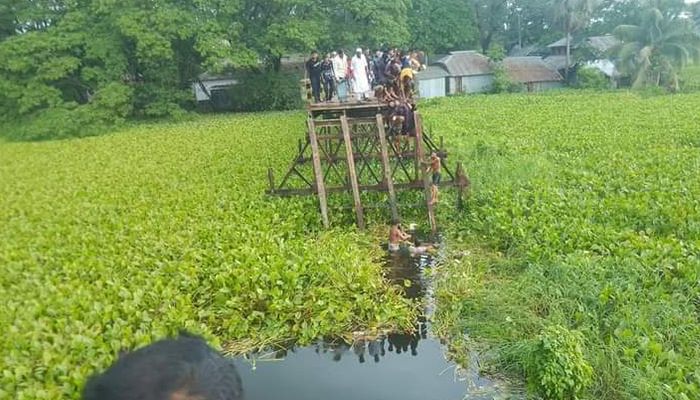 সেতু ভেঙে বিয়ের মাইক্রোবাস খালে পড়ে ৯ জন নিহত