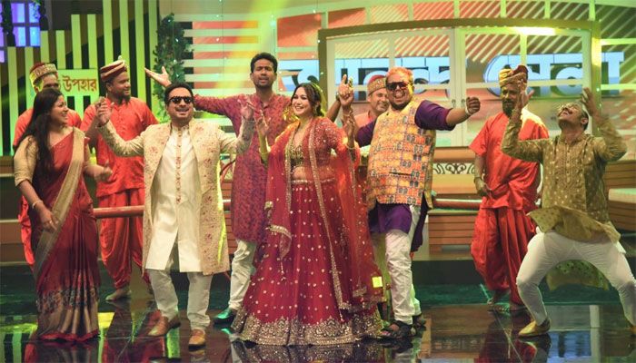 সাজু-চমক দম্পতি নাচছেন নিজেদের বিয়ের আসরে। ছবি : সংগৃহীত