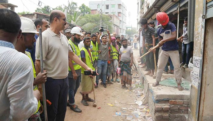 টানা ৩য় দিনের মতো ঢাকা উত্তর সিটি কর্পোরেশনের (ডিএনসিসি) নতুন ওয়ার্ডে চলমান উন্নয়ন কাজ পরিদর্শন করেন মেয়র মো. আতিকুল ইসলাম। ছবি : সংগৃহীত