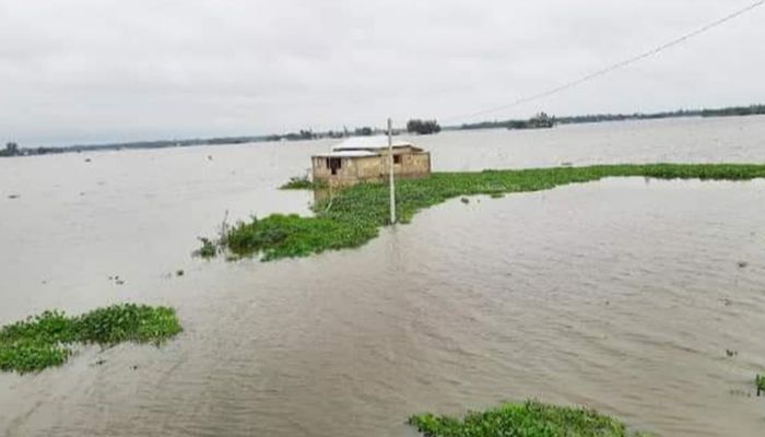সব জায়গায় লবণপানি সংকটে উপকূলবাসী 