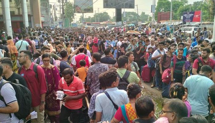 বেনাপোলে যাত্রীদের উপচে পড়া ভিড়, ইমিগ্রেশনে ভোগান্তি