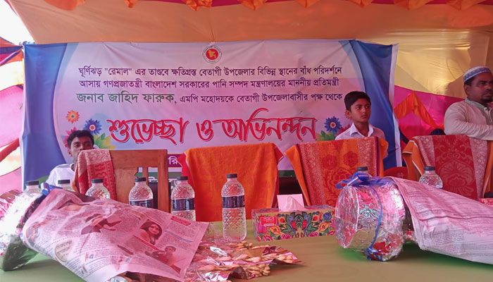বেতাগী উপজেলার কালিকাবাড়ি লঞ্চঘাট এলাকায় পানিসম্পদ প্রতিমন্ত্রী জাহিদ ফারুক এমপির সম্মানে তৈরি করা মঞ্চ। প্রবা ফটো