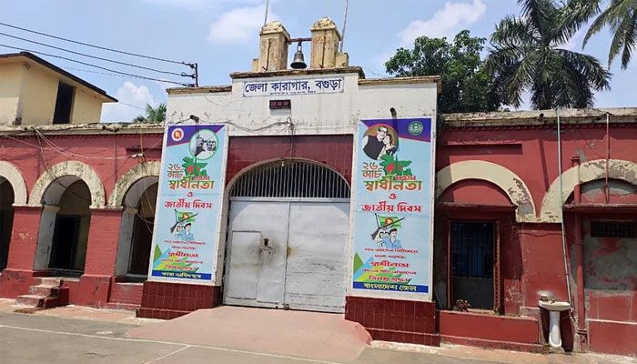 অবকাঠামোগত ত্রুটির সুযোগ নেন চার কয়েদি