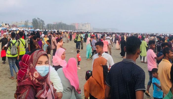 সাগর ও প্রকৃতির ভিন্নরূপে মুগ্ধ পর্যটক