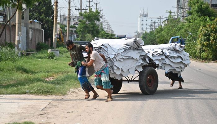 বিসিক শিল্প নগরীতে ব্যস্ত ট্যানারি শ্রমিকরা