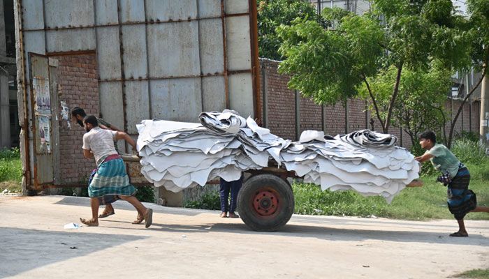 বিসিক শিল্প নগরীতে ব্যস্ত ট্যানারি শ্রমিকরা