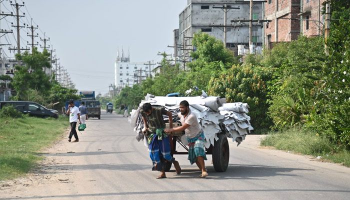 বিসিক শিল্প নগরীতে ব্যস্ত ট্যানারি শ্রমিকরা