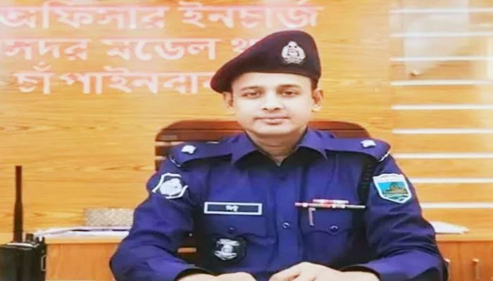 বদলি হয়ে থানার আসবাবপত্র নিয়ে গেলেন ওসি 