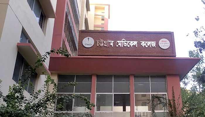 চমেকে ঝুঁকিতে ৩৫০ সাপ, অ্যান্টিভেনম তৈরির গবেষণা ব্যাহত