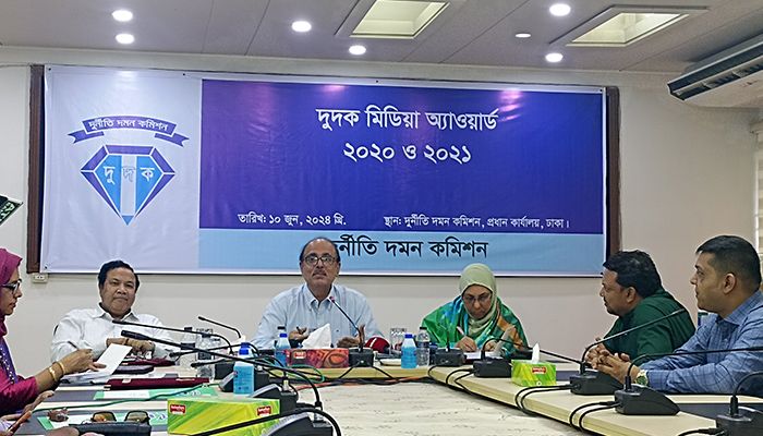 মন্ত্রণালয়গুলো যেন দুর্নীতির ব্যারেজ খুলে রেখেছে : দুদক চেয়ারম্যান