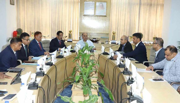 পাইলট ঘাটতি কাটাতে ব্যবস্থা নেওয়ার নির্দেশ বিমান মন্ত্রীর