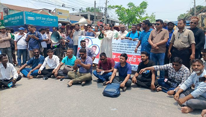 গাইবান্ধার তিন সাংবাদিকের বিরুদ্ধে চাঁদাবাজির মামলা, প্রতিবাদে সড়ক অবরোধ