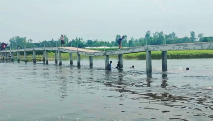 উদ্বোধনের আগেই দেবে গেল ৩০ লাখ টাকার সেতু