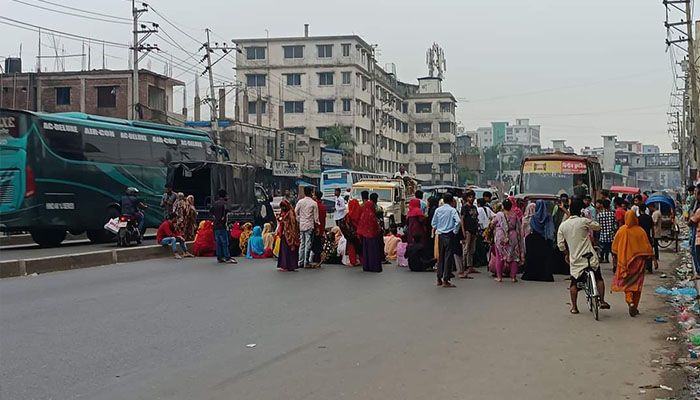 গাজীপুরে বকেয়া বেতনের দাবিতে মহাসড়ক অবরোধ