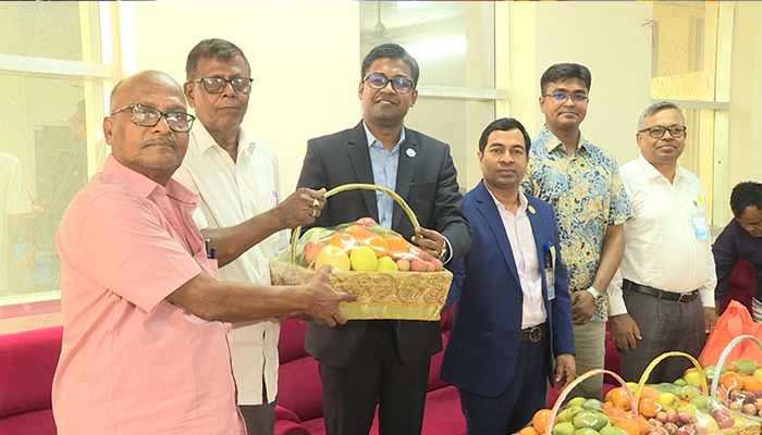 যুদ্ধাহত বীর মুক্তিযোদ্ধা ও শহীদ পরিবারে ফল-মিষ্টি পাঠালেন প্রধানমন্ত্রী