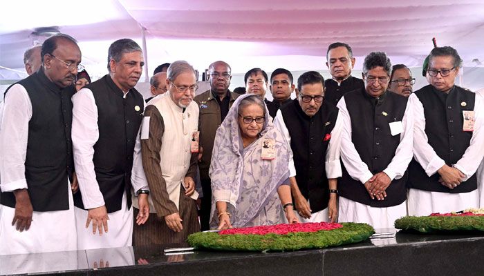 ছয় দফা দিবসে বঙ্গবন্ধুর প্রতিকৃতিতে প্রধানমন্ত্রীর শ্রদ্ধা