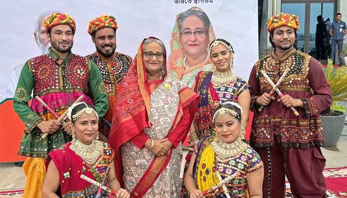 শুক্রবার বিকালে নয়াদিল্লির পালাম বিমানবন্দরে পালাম এয়ার ফোর্স স্টেশনে পৌঁছালে ভারতের একটি সাংস্কৃতিক দল ঐতিহ্যবাহী নৃত্য পরিবেশনের মাধ্যমে প্রধানমন্ত্রী শেখ হাসিনাকে স্বাগত জানায়। ছবি : ফোকাস বাংলা