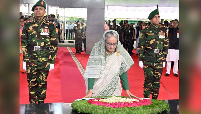 বঙ্গবন্ধুর প্রতিকৃতিতে প্রধানমন্ত্রীর শ্রদ্ধা