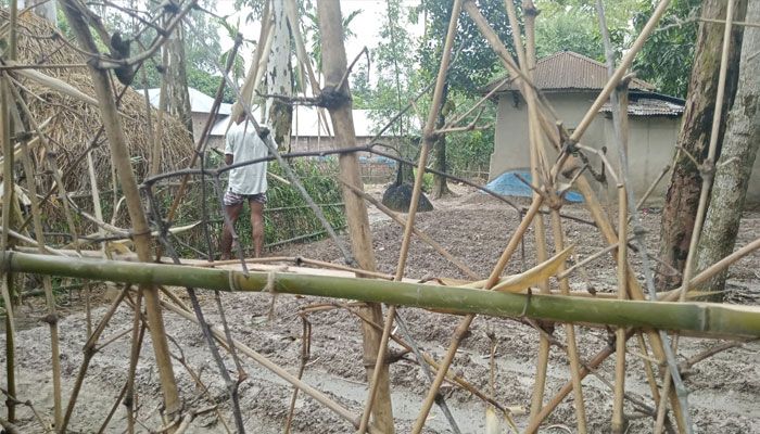 প্রতিবেশীর বেড়ায় অবরুদ্ধ পরিবার