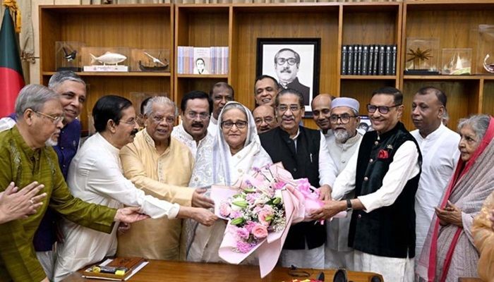 গণভবনে আওয়ামী লীগ ও দলের সহযোগী সংগঠনের নেতাদের সঙ্গে শুভেচ্ছা বিনিময় করেন প্রধানমন্ত্রী শেখ হাসিনা। ছবি : বাসস