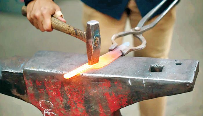টুংটাং শব্দে মুখর কামারশালা