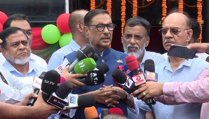 হযরত শাহজালাল আন্তর্জাতিক বিমানবন্দরে বিআরটিসির শাটল বাস উদ্বোধন অনুষ্ঠানে সাংবাদিকদের সঙ্গে আলাপকালে সড়ক পরিবহন ও সেতুমন্ত্রী ওবায়দুল কাদের। প্রবা ফটো