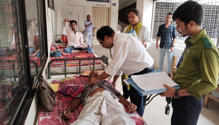 বাড়ছে সর্দি-জ্বরের রোগী, শয্যা সংকটে মেঝেতে চিকিৎসা