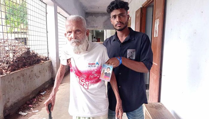 নাতির কাঁধে ভর করে ভোট দিলেন শতবর্ষী মিশ্রি মিয়া