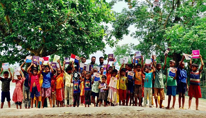 মঠবাড়িয়ায় সুবিধাবঞ্চিত শিশুদের মাঝে শিক্ষা উপকরণ বিতরণ