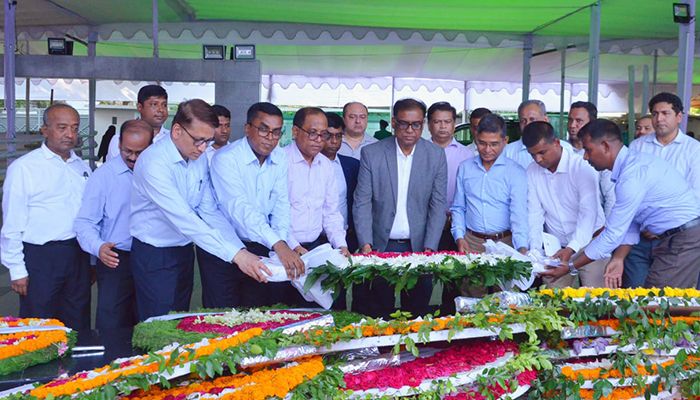 বঙ্গবন্ধুর প্রতিকৃতিতে স্থানীয় সরকার সচিবের শ্রদ্ধা