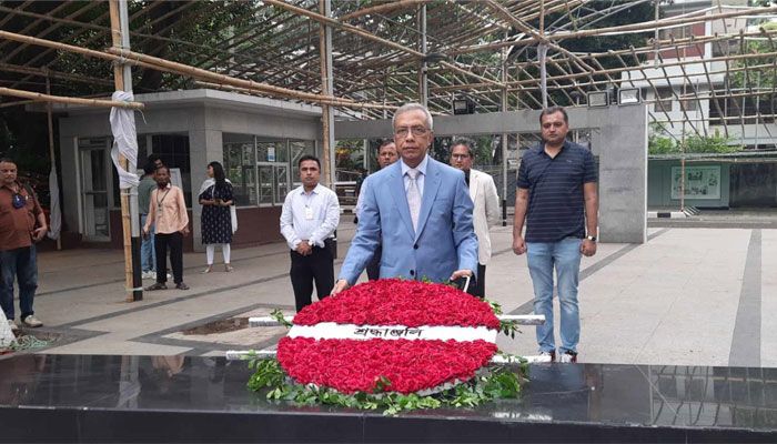 বঙ্গবন্ধুর প্রতিকৃতিতে প্রধানমন্ত্রীর নতুন প্রেস সচিবের শ্রদ্ধা