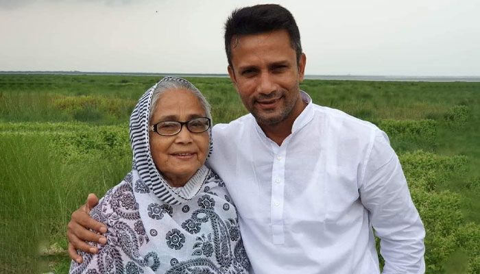 মায়ের সঙ্গে খালেদ মাসুদ পাইলট। প্রবা ফটো