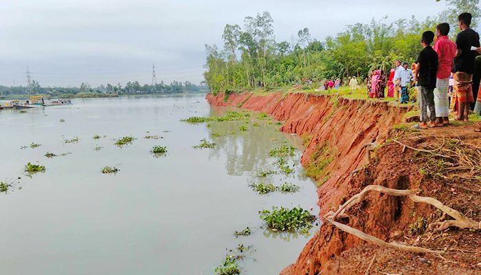 টাঙ্গাইলে অবাধে মাটি কাটায় নদের পাড়ে ভাঙন