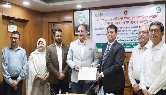শ্রমিক কল্যাণ ফাউন্ডেশনে রবির ৪ কোটি ৫ লাখ টাকার চেক হস্তান্তর