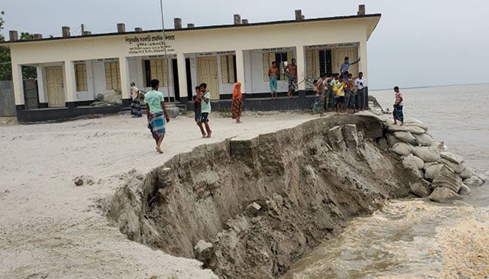 নিলামে বিক্রি হলো প্রাথমিক বিদ্যালয়, হুমকিতে শতাধিক পরিবার