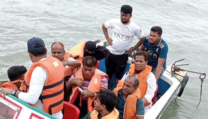 বিকল্প পথে উত্তাল সাগর পাড়ি দিয়ে যেতে হচ্ছে সেন্টমার্টিনে
