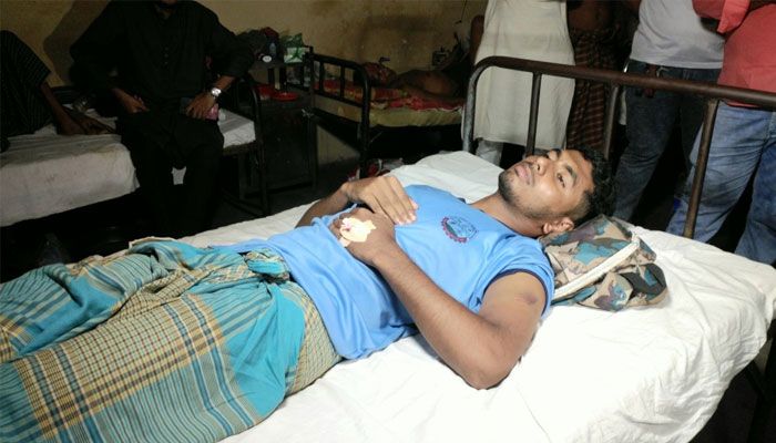 হাসপাতালে চিকিৎসাধীন নির্যাতনের শিকার শিক্ষার্থী শাহরীন রহমান প্রলয়। প্রবা ফটো 