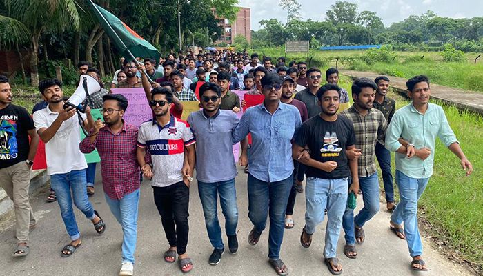 কোটা বাতিলের দাবিতে বশেমুরকৃবি শিক্ষার্থীদের আন্দোলন
