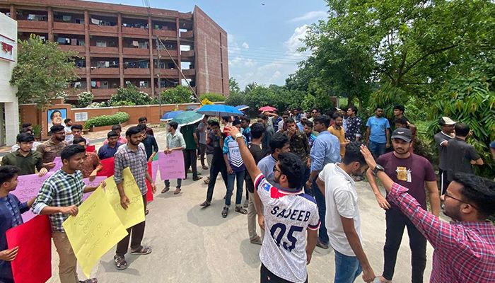 কোটা বাতিলের দাবিতে বশেমুরকৃবি শিক্ষার্থীদের আন্দোলন