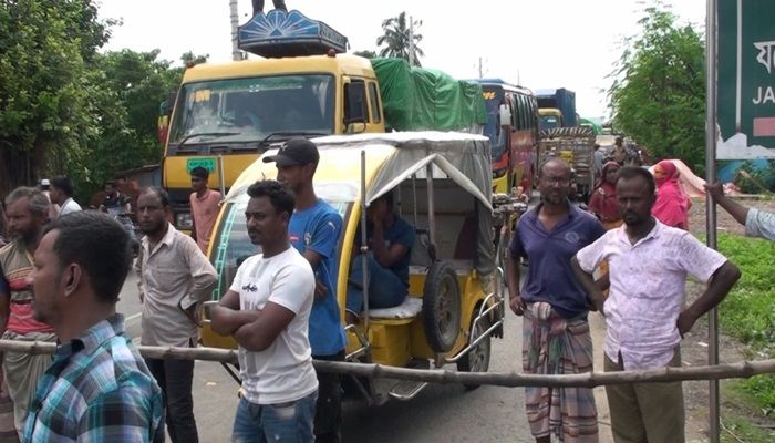 রবিবার সকালে যশোর মেডিকেল কলেজের সামনে যশোর-খুলনা মহাসড়ক অবরোধ করে  ভুক্তভোগী এলাকাবাসী। প্রবা ফটো