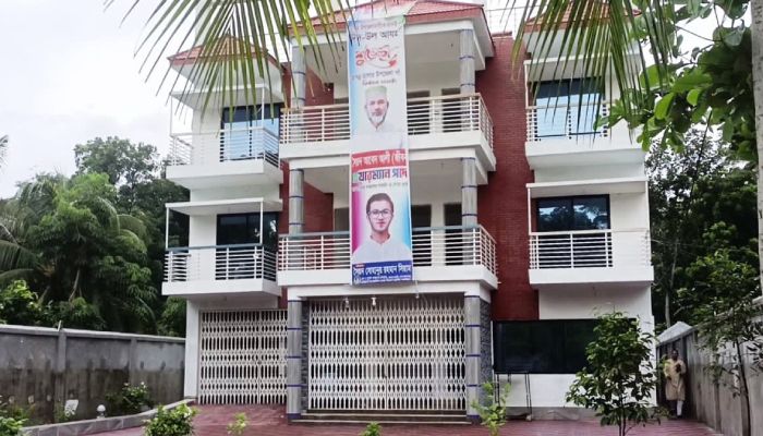 প্রশ্ন ফাঁসকারী আবেদ আলী এলাকায় ছদ্মবেশী, গড়েছেন অঢেল সম্পদ-বাড়ি-গাড়ি