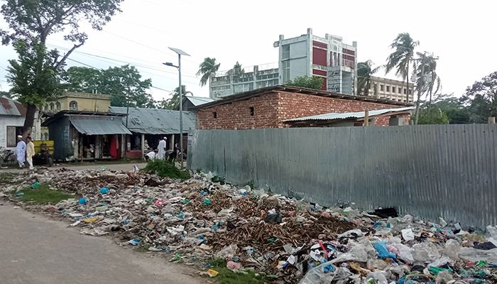 যত্রতত্র ময়লা-আবর্জনার স্তূপ, অপসারণের উদ্যোগ নেই