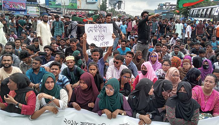 সমঝোতার কোনো লক্ষণ নেই 