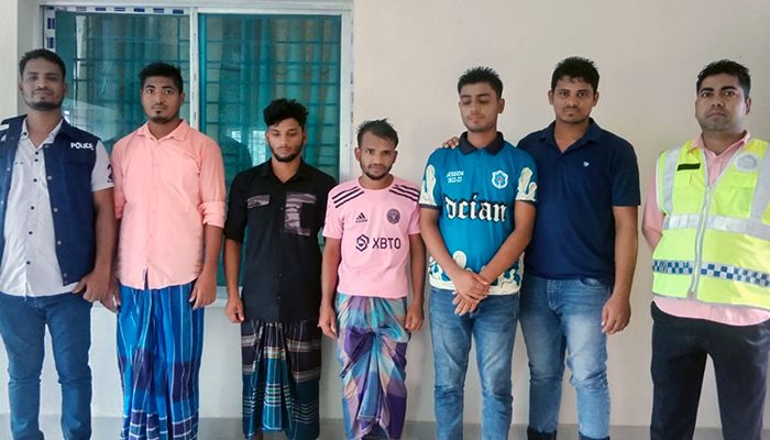 মুলাদীতে গনধর্ষনের অভিযোগে ৪ আসামিকে গ্রেপ্তার করে পুলিশ। প্রবা ফটো