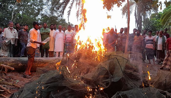 বাউফলে ২ লাখ টাকার জাল পুড়িয়ে ধ্বংস
