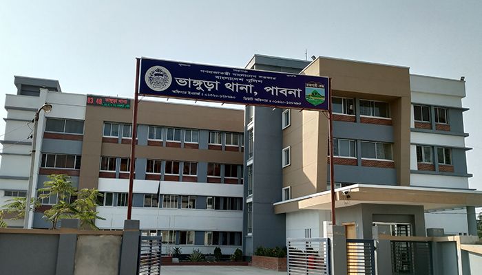 হাত বাড়ালেই মিলছে মাদক বাড়ছে অপরাধ 